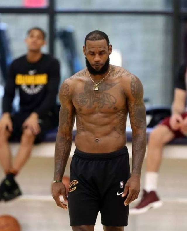 莱万：失去袖标很难过，但感受到了球迷的爱；不恨普罗别日（莱万：失去队长袖标令人难受，但我感受到了球迷的爱；对普罗别日无恨）