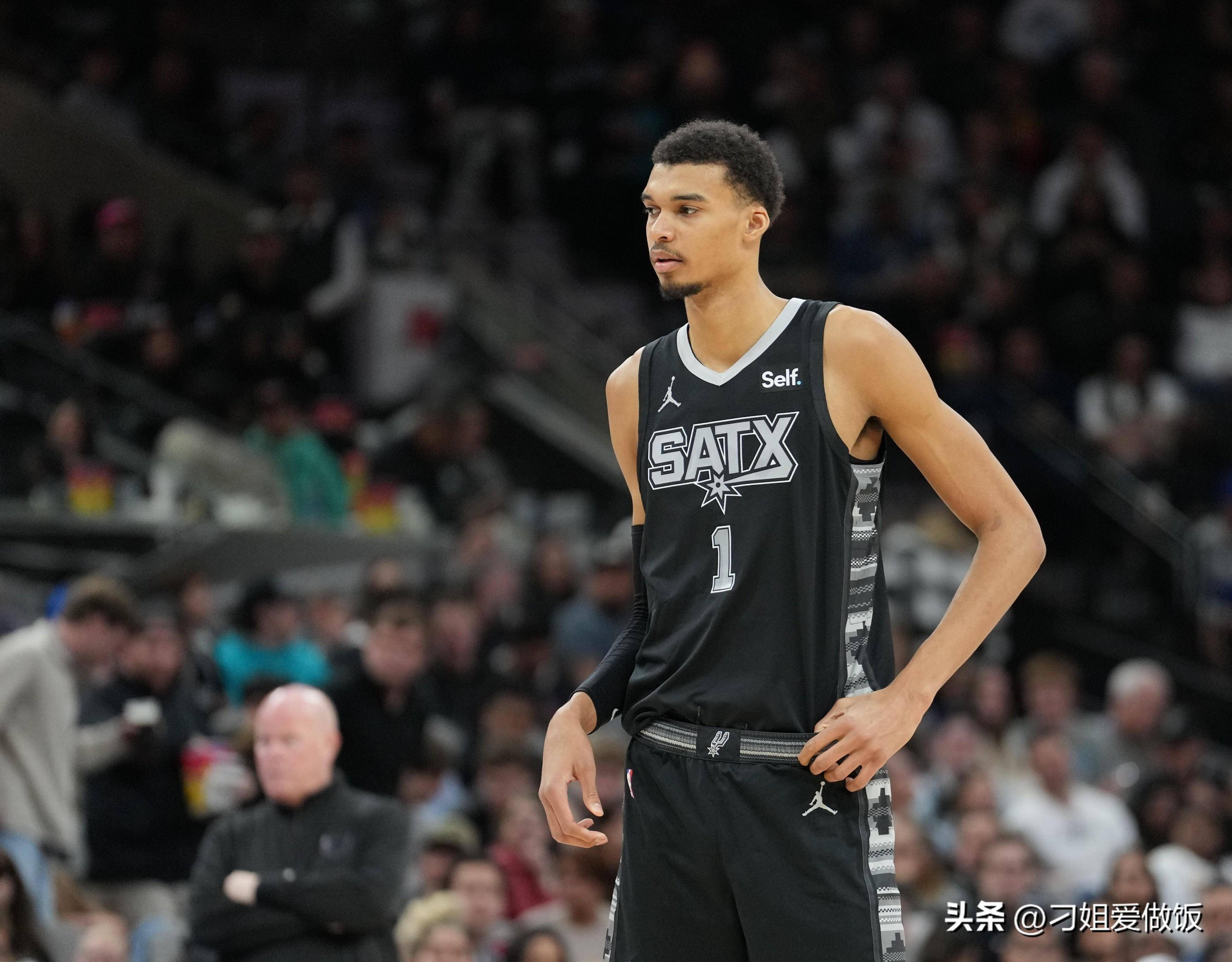 三球&克尼佩尔&米勒同时砍25分+5助，创NBA历史纪录（三球、克尼佩尔、米勒同砍25分+5助攻，改写NBA历史纪录）