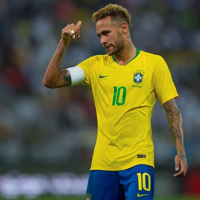 C罗被罚下后，看台上的爱尔兰球迷模仿他做出的哭泣手势（C罗红牌下场后，爱尔兰球迷在看台上模仿其“哭泣”手势）