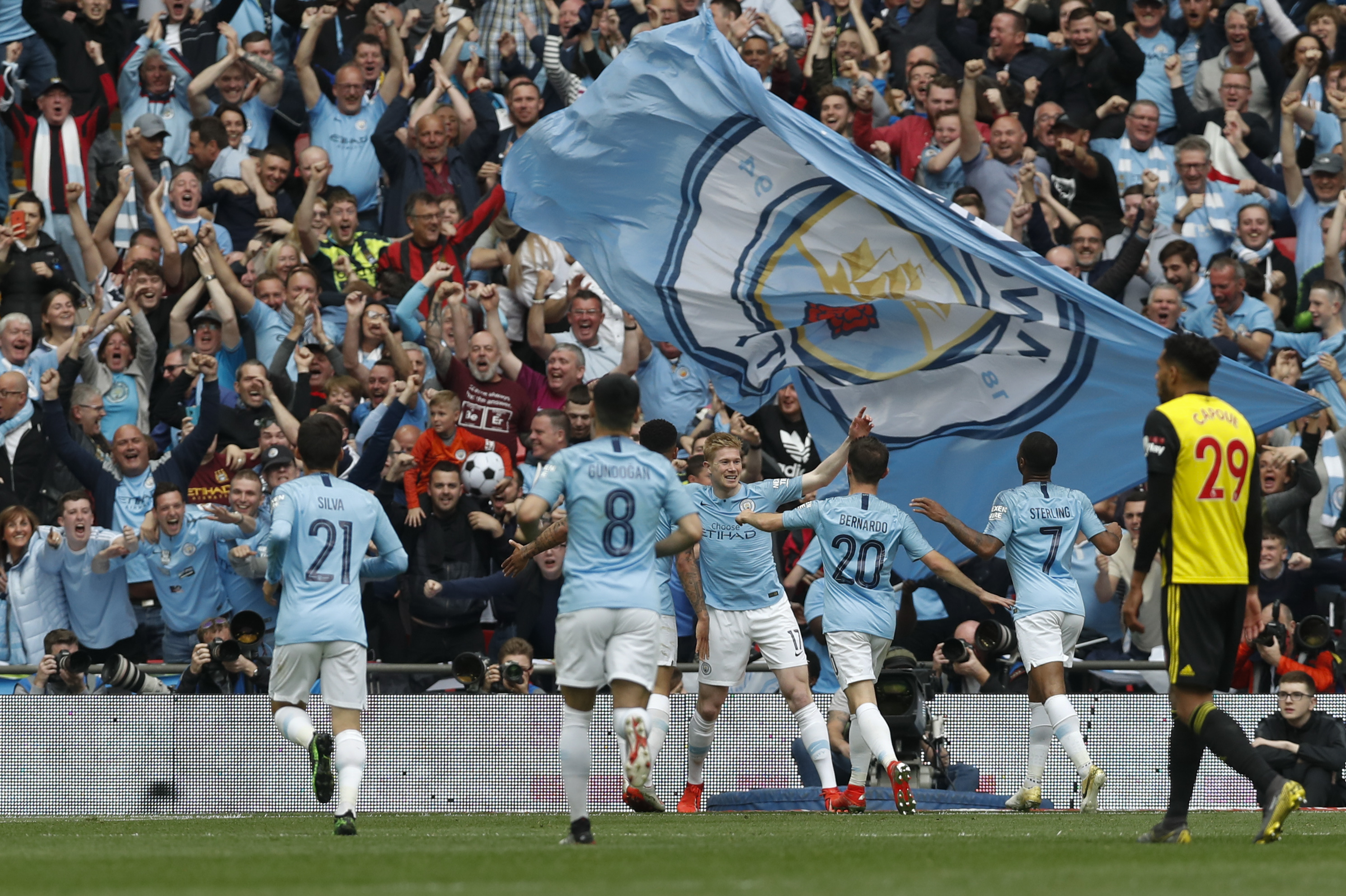 詹姆斯超越哈登，独自领跑NBA圣诞大战三分进球总榜（詹姆斯超越哈登，独占NBA圣诞大战三分历史榜首）