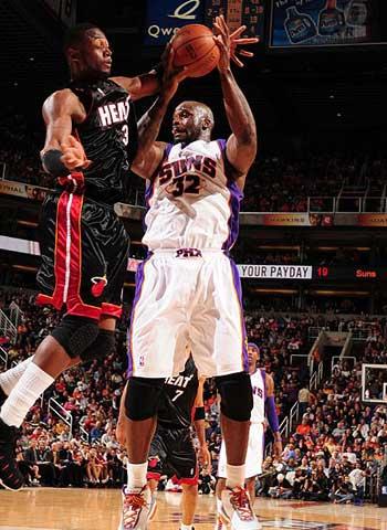 湖人逆转勇士詹姆斯狂砍34分（詹姆斯34分领衔湖人逆转击败勇士）