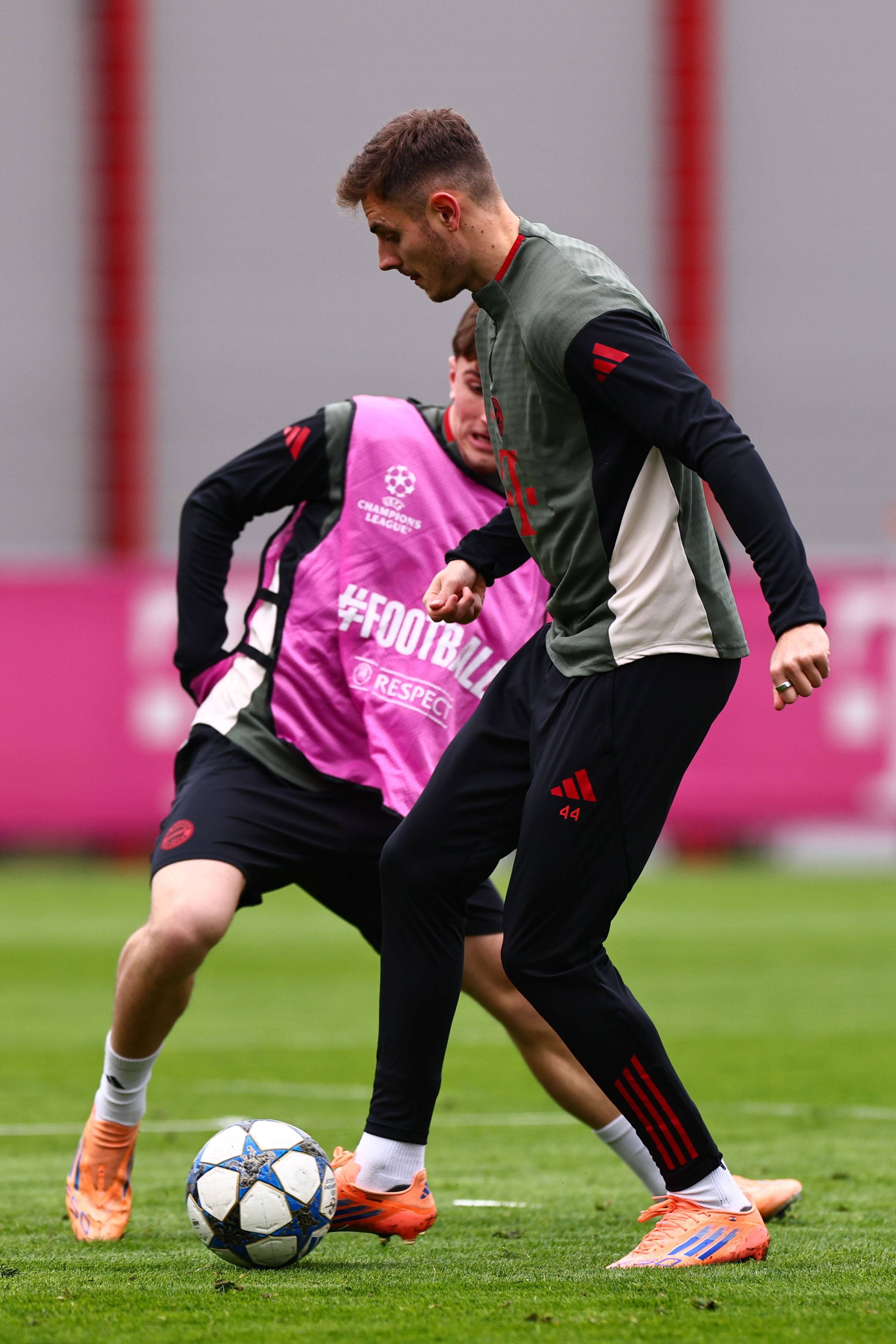 海牛客场2-2浙江成功保级，弗兰克告别战破门，韦林顿双响（海牛客平浙江2-2锁定保级，弗兰克告别战进球，韦林顿梅开二度）