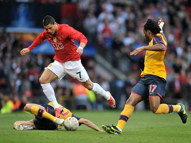 库里：希望汤普森还在勇士，不喜欢看到他身边没兄弟没保护（库里称希望汤普森继续留在勇士，不愿看到他身边没有兄弟与保护）