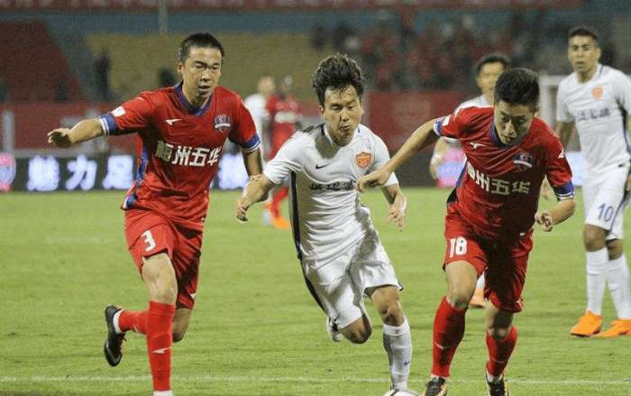 兰多·诺里斯领取个人第一座F1车手世界冠军奖杯（兰多·诺里斯捧起生涯首座F1车手世界冠军奖杯）