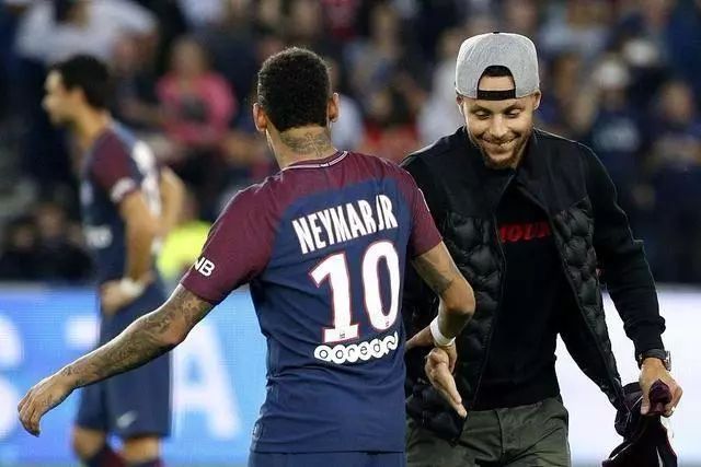 热议国安输球：下半场人员配置有问题；下赛季亚冠前景不乐观（国安失利掀热议：下半场用人遭质疑，来季亚冠前景堪忧）